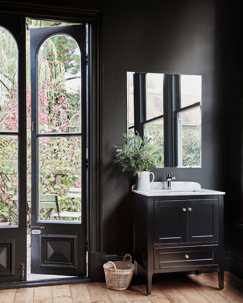 Vienna 700 - Satin Black